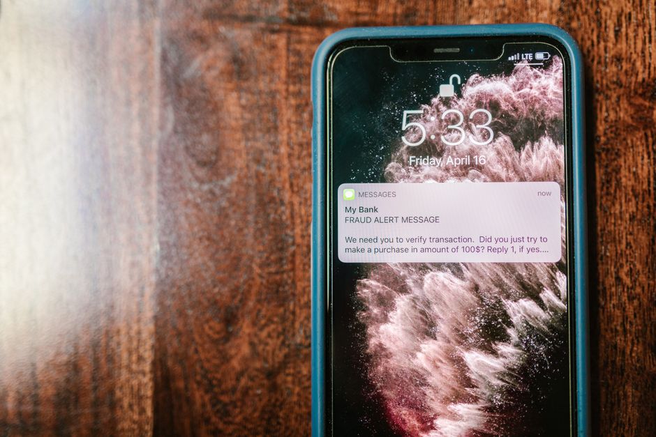詐欺への警告が表示されたスマートフォンの画面を写したイメージ写真
